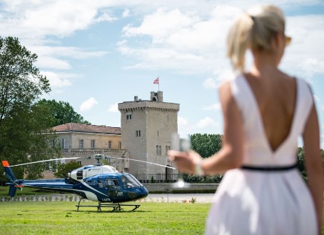 A faire en amoureux - Vol Privatif en Hélicoptère au-dessus de Saint-Emilion au départ de Mérignac