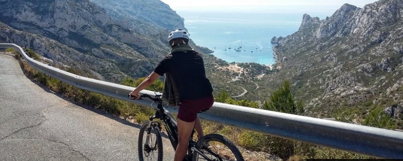 https://the-place-to-be.fr/wp-content/uploads/2019/08/visite-guidee-en-velo-electrique-calanque-marseille-evtt-provence.jpg