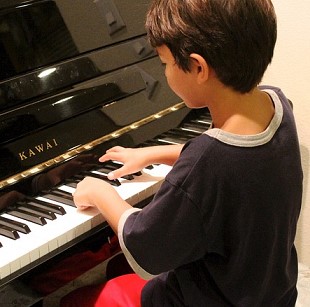 leçon de piano pour enfant avec Cynthia Weissbraun, professeur de piano à domicile à Strasbourg