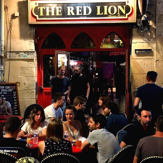 https://the-place-to-be.fr/wp-content/uploads/2021/06/ambiance-bar-pub-soiree-sortie-cours-julien-red-lion-down-town-13006-marseille-aabdc2d5.jpg