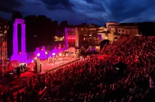 https://the-place-to-be.fr/wp-content/uploads/2022/03/programmation-concert-evenement-spectacle-festival-Theatre-Antique-Arles-1781c24e.jpg