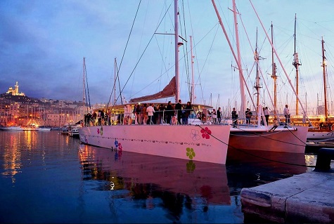 https://the-place-to-be.fr/wp-content/uploads/2023/04/croisiere-diner-coucher-soleil-vieux-port-marseille-Levantin-bateau-catamaran-46359fd9.jpg