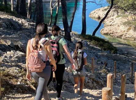 https://the-place-to-be.fr/wp-content/uploads/2023/12/randonnee-visite-calanque-guide-Cassis.jpg