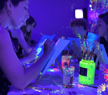 https://the-place-to-be.fr/wp-content/uploads/2026/10/activite-atelier-peinture-fluo-Lyon.png