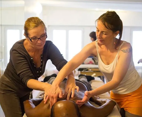 https://the-place-to-be.fr/wp-content/uploads/2026/10/apprendre-a-masser-atelier-Paris.png