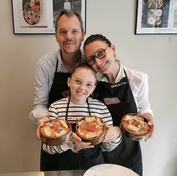 https://the-place-to-be.fr/wp-content/uploads/2026/10/atelier-cours-cuisine-japonaise-sushi-Paris-17eme.png