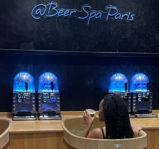 https://the-place-to-be.fr/wp-content/uploads/2026/10/bain-de-biere-Paris-activite-insolite.png