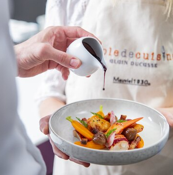 https://the-place-to-be.fr/wp-content/uploads/2026/10/cours-cuisine-alain-ducasse-paris-reservation.png