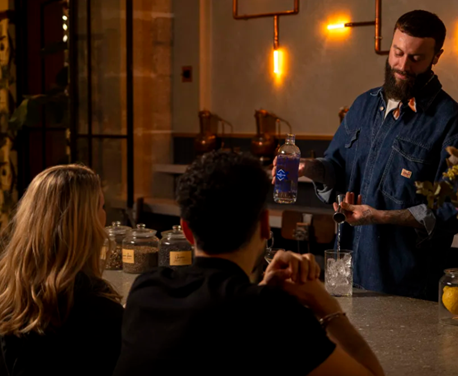 https://the-place-to-be.fr/wp-content/uploads/2026/10/degustation-Gin-visite-Distillerie-Paris-1er-reservation.png