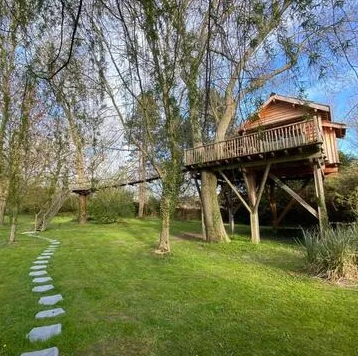 https://the-place-to-be.fr/wp-content/uploads/2026/10/reservation-nui-insolite-cabane-arbre-Paris.png