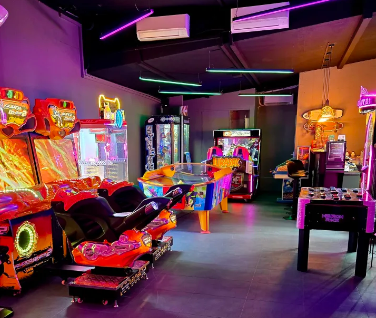 https://the-place-to-be.fr/wp-content/uploads/2026/10/salle-jeux-arcade-quartier-thiers-Nice.png